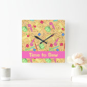 Gelbe Nähbegriffe Art Time to Nähen Name Custom Quadratische Wanduhr (Zuhause)