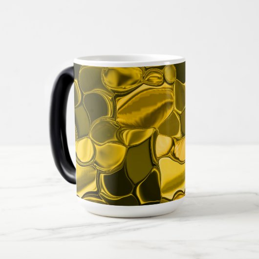 Gelbe oder goldene Farbstücke sehen aus wie golden Verwandlungstasse (Vorderseite Links)