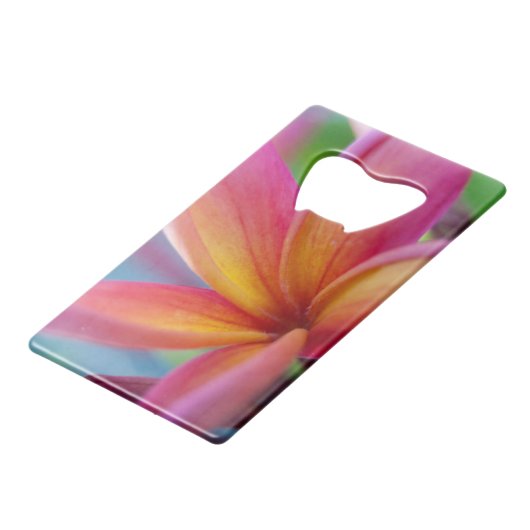 Gelbe Orange Deep Pink Tropische Plumeria Blume Kreditkartenflaschenöffner (Vorderseite Schrägansicht)