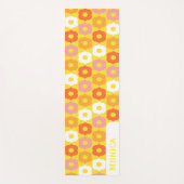 gelbe orangefarbene Blumen Monogramm Name Yogamatte (Vorderseite)
