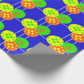 Gelbe, orangefarbene und grüne Pickleballs auf bla Geschenkpapier (Ecke)