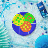 Gelbe, orangefarbene und grüne Pickleballs auf bla Pappteller (Party)