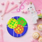 Gelbe, orangefarbene und grüne Pickleballs auf bla Pappteller (Party)