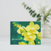 Gelbe Orchidee auf grüner Postkarte (Stehend Vorderseite)