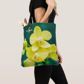 Gelbe Orchidee auf grüner Tragetasche Tasche (Von Nahem)
