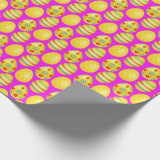 Gelbe Ostereier auf heißen rosa Geschenkpapier (Ecke)