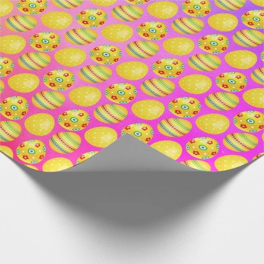 Gelbe Ostereier auf Regenbogen Abstrakt Geschenkpapier (Ecke)