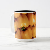 Gelbe Paprika-Tasse Zweifarbige Tasse (Vorderseite Links)