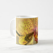 Gelbe Phalaenopsis Lila Punkte Kaffeetasse (Vorderseite Links)
