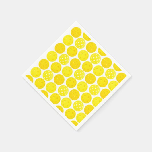 Gelbe Pickleball-Balls, mit 0-0-2, auf Weiß Serviette (Ecke)