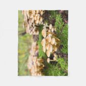 Gelbe Pilze im Herbstwald. Fleecedecke (Vorderseite)