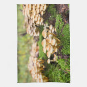 Gelbe Pilze im Herbstwald. Geschirrtuch (Vertikal)