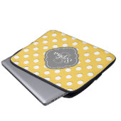 Gelbe Polka Dot Muster Grau Monogramm Laptopschutzhülle (Vorne Knopf)