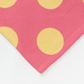 Gelbe Polka Punkte auf Korallen Fleecedecke (Ecke)