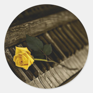 Gelbe Rose auf Klavier Runder Aufkleber