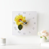 Gelbe Rose auf weißem, grauem Script römischer Wc Quadratische Wanduhr (Zuhause)