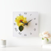 Gelbe Rose auf weißem, schwarzem Skript römisches Quadratische Wanduhr (Zuhause)