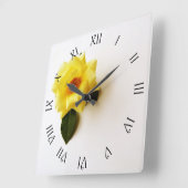 Gelbe Rose auf weißem, schwarzem Skript römisches Quadratische Wanduhr (Winkel)