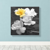 Gelbe Rose Cluster - Teilfarbe Leinwanddruck (Insitu (Holzboden))
