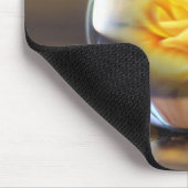 Gelbe Rose in einem Glasball Mousepad (Ecke)