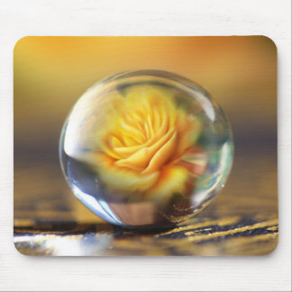 Gelbe Rose in einem Glasball Mousepad