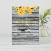 Gelbe Rose über dem Holzgelände in Spanisch Einladung (Stehend Vorderseite)