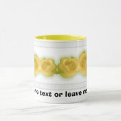 Gelbe Rosen, addieren etwas Text oder verlassen Tasse (Zentrum)