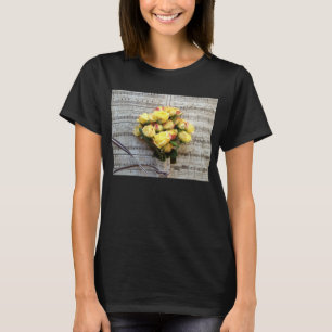 Gelbe Rosen auf alter Musik Bella-Nackenhemd T-Shirt