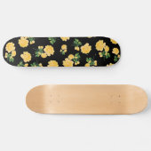 Gelbe Rosen auf schwarzem Skateboard (Horizontal)