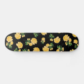 Gelbe Rosen auf schwarzem Skateboard (Horizontal)
