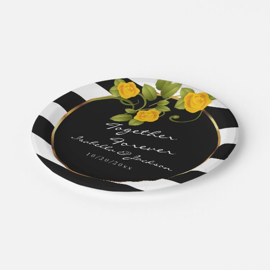 Gelbe Rosen auf schwarzen und weißen Streifen Pappteller (Schrägansicht)