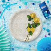 Gelbe Rosen beugen weiße Spitze über Pappteller (Party)