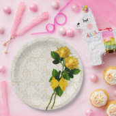 Gelbe Rosen beugen weiße Spitze über Pappteller (Party)
