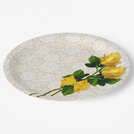 Gelbe Rosen beugen weiße Spitze über Pappteller (Schrägansicht)