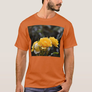 Gelbe Rosen, die über dem Zaun wachsen T-Shirt