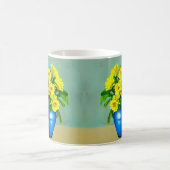 Gelbe Rosen in Blauer Vase Boho Kunst Kaffeetasse (Mittel)