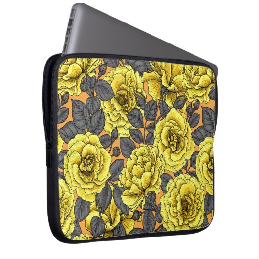 Gelbe Rosen mit grauen Blätter auf Orange Laptopschutzhülle (Vorne Rechts)