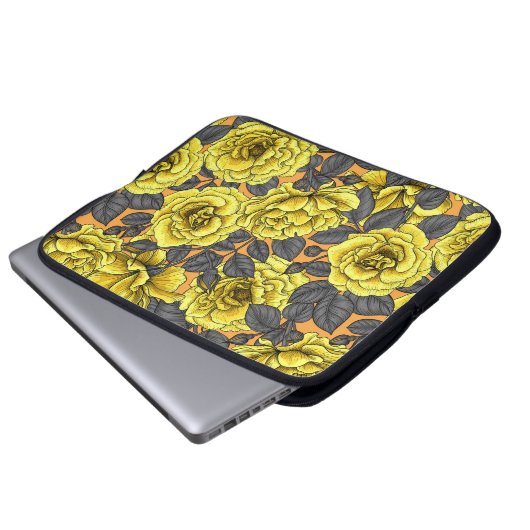 Gelbe Rosen mit grauen Blätter auf Orange Laptopschutzhülle (Vorne Knopf)