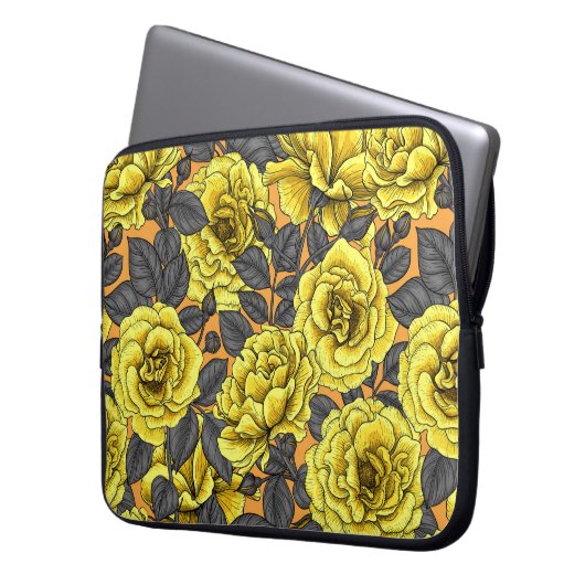 Gelbe Rosen mit grauen Blätter auf Orange Laptopschutzhülle (Vorderseite Links)