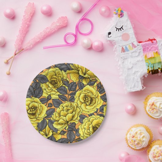 Gelbe Rosen mit grauen Blätter auf Orange Pappteller (Party)