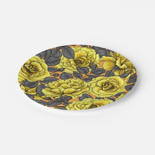 Gelbe Rosen mit grauen Blätter auf Orange Pappteller (Schrägansicht)