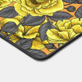 Gelbe Rosen mit grauen Blätter auf Orange Schreibtischunterlage (Ecke)