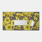 Gelbe Rosen mit grauen Blätter auf Orange Schreibtischunterlage (Tastatur & Maus)