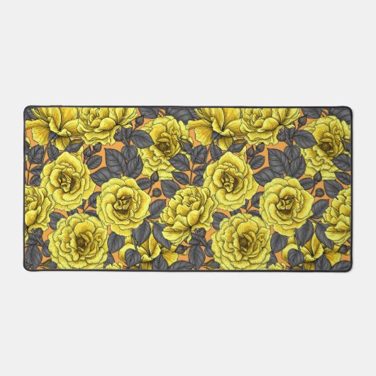 Gelbe Rosen mit grauen Blätter auf Orange Schreibtischunterlage (Vorderseite)