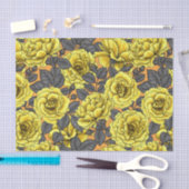 Gelbe Rosen mit grauen Blätter auf Orange Seidenpapier (Handwerk)