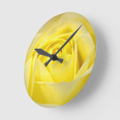 Gelbe Rosen-Nahaufnahme Runde Wanduhr (Winkel)