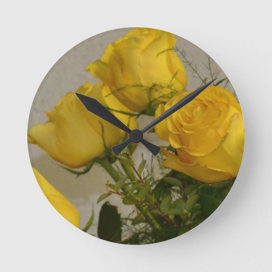 Gelbe Rosen Runde Wanduhr (Vorderseite)