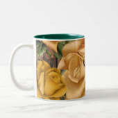 Gelbe Rosen und rustikales Shabby Chic aus Holz Zweifarbige Tasse (Links)