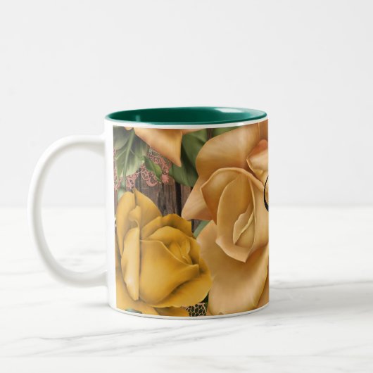 Gelbe Rosen und rustikales Shabby Chic aus Holz Zweifarbige Tasse (Links)