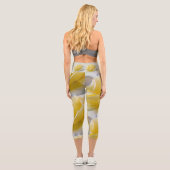 Gelbe Rosenblätter Capri Leggings (Rückseite)